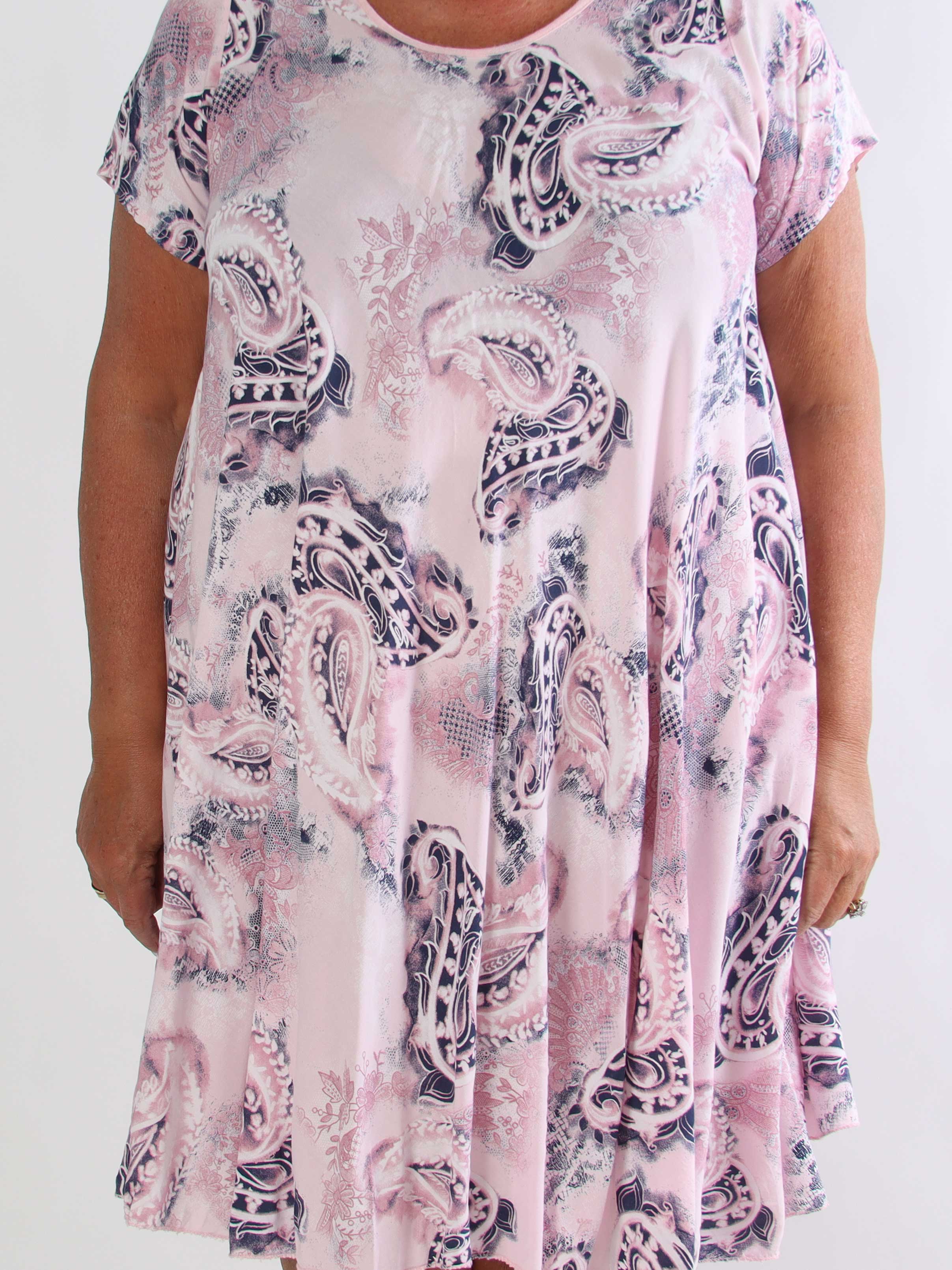 Roselin - Kort plus size t-shirtkjole i viskose med mønster